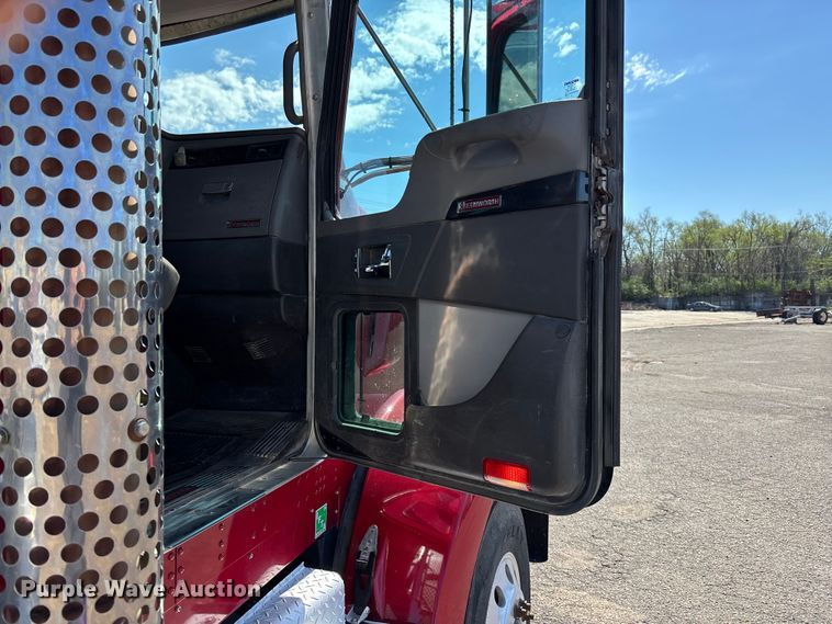 image for item EA4732 2017 Kenworth T8 Series semi truck