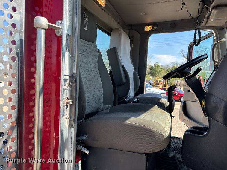 image for item EA4732 2017 Kenworth T8 Series semi truck