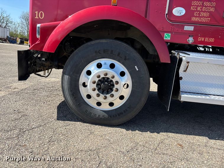 image for item EA4732 2017 Kenworth T8 Series semi truck