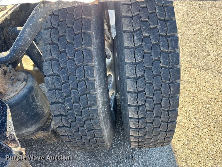 image for item EA4732 2017 Kenworth T8 Series semi truck