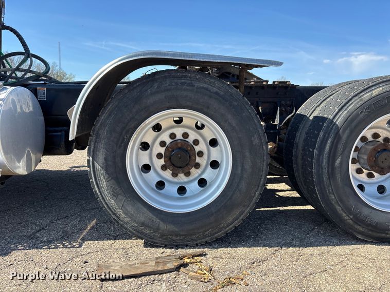 image for item EA4732 2017 Kenworth T8 Series semi truck