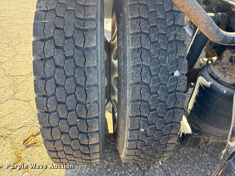 image for item EA4732 2017 Kenworth T8 Series semi truck