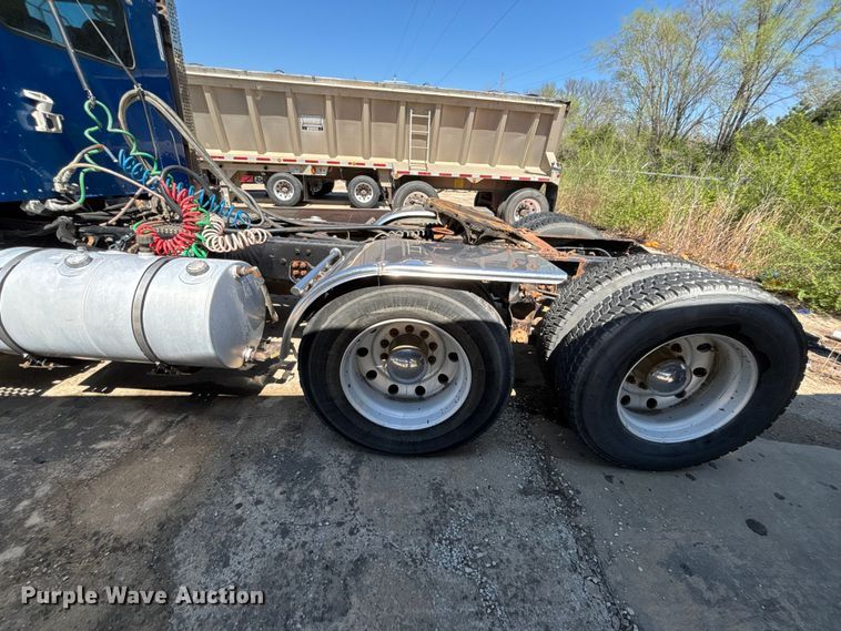 image for item EA4736 2008 Kenworth T8 Series semi truck