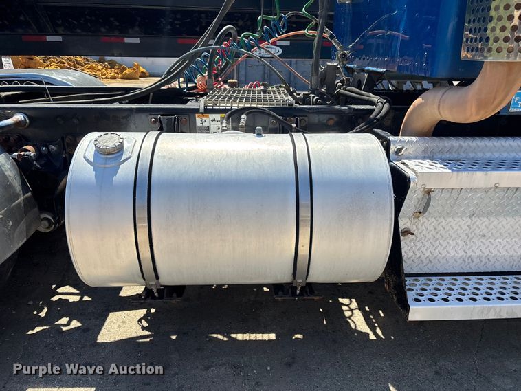 image for item EA4736 2008 Kenworth T8 Series semi truck