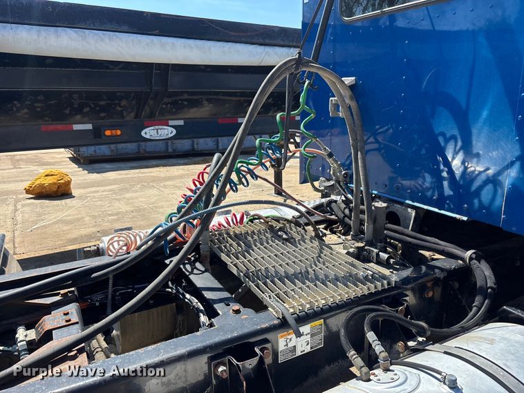 image for item EA4736 2008 Kenworth T8 Series semi truck