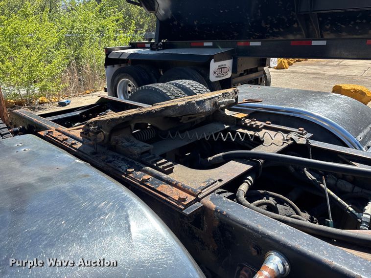 image for item EA4736 2008 Kenworth T8 Series semi truck