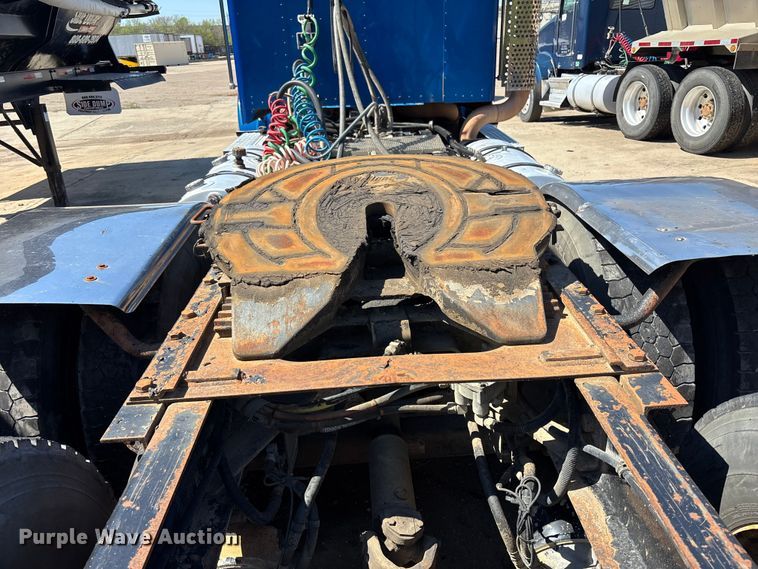 image for item EA4736 2008 Kenworth T8 Series semi truck