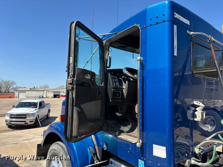 image for item EA4736 2008 Kenworth T8 Series semi truck