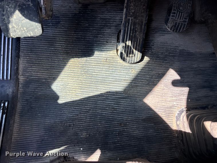 image for item EA4736 2008 Kenworth T8 Series semi truck