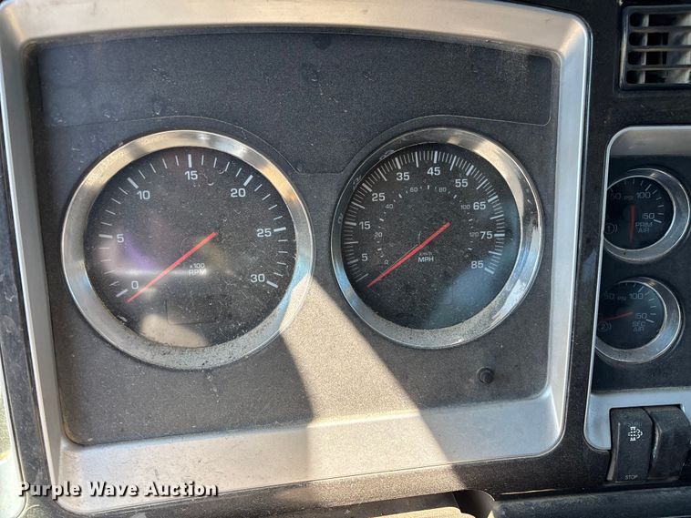 image for item EA4736 2008 Kenworth T8 Series semi truck