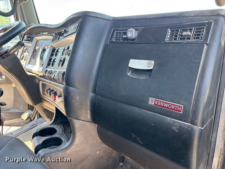image for item EA4736 2008 Kenworth T8 Series semi truck