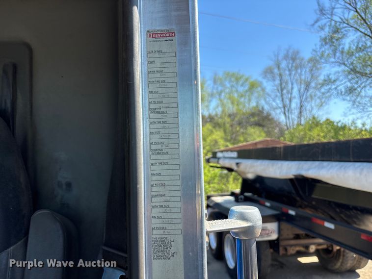 image for item EA4736 2008 Kenworth T8 Series semi truck