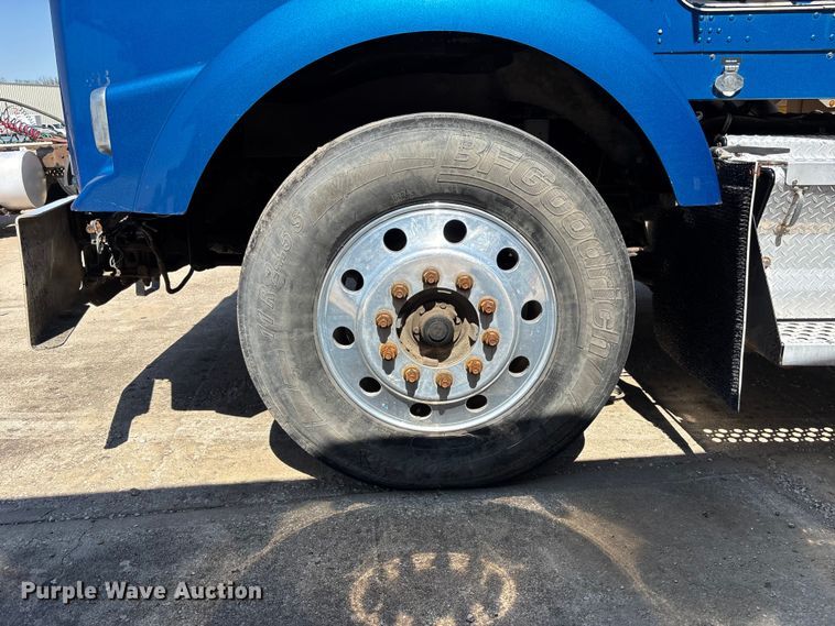 image for item EA4736 2008 Kenworth T8 Series semi truck