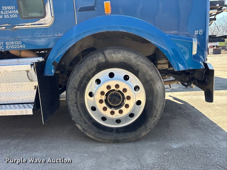 image for item EA4736 2008 Kenworth T8 Series semi truck