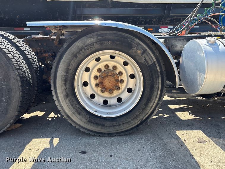 image for item EA4736 2008 Kenworth T8 Series semi truck