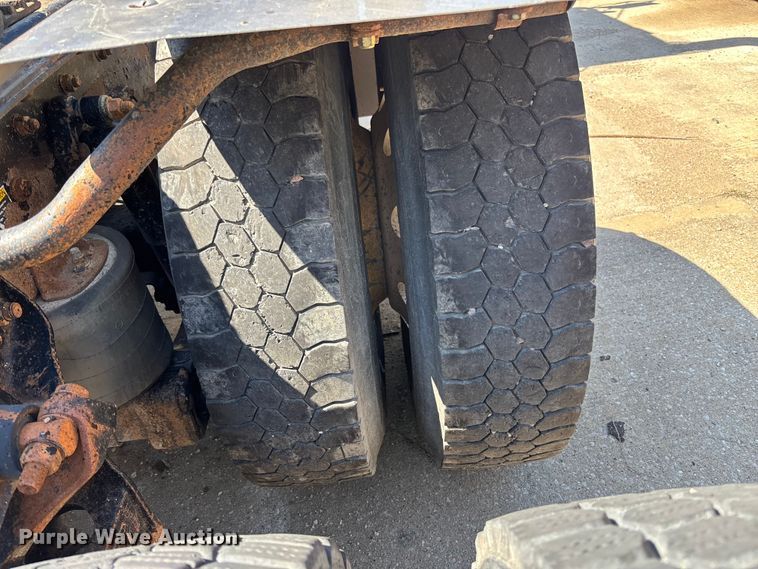 image for item EA4736 2008 Kenworth T8 Series semi truck