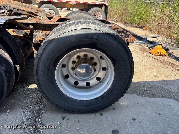 image for item EA4736 2008 Kenworth T8 Series semi truck