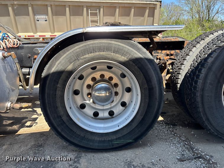 image for item EA4736 2008 Kenworth T8 Series semi truck