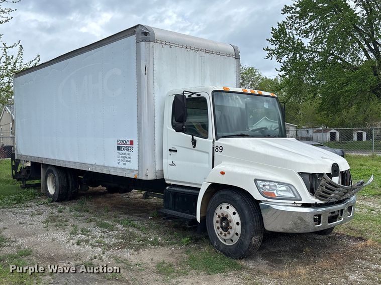 image for item EA4805 2006 Hino 268 box truck