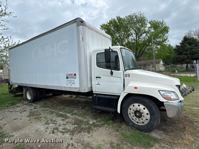 image for item EA4805 2006 Hino 268 box truck