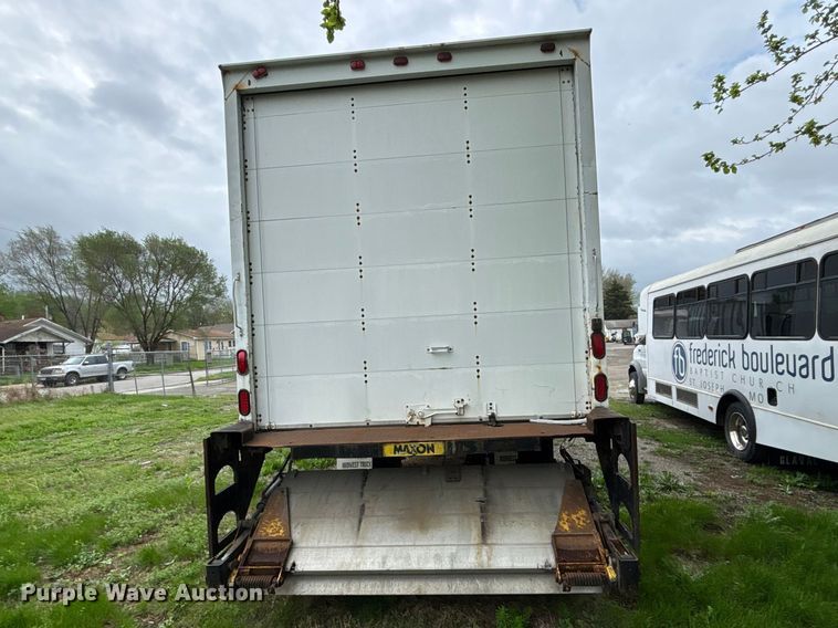 image for item EA4805 2006 Hino 268 box truck