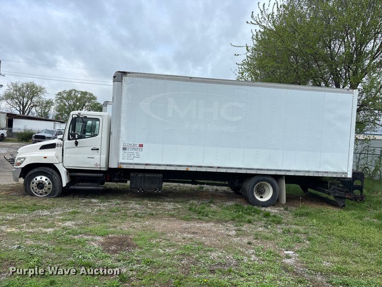 image for item EA4805 2006 Hino 268 box truck