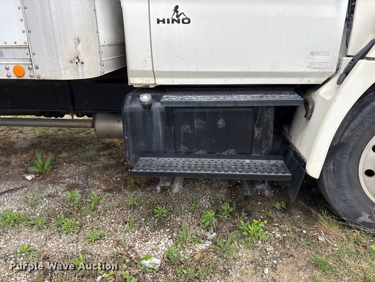 image for item EA4805 2006 Hino 268 box truck