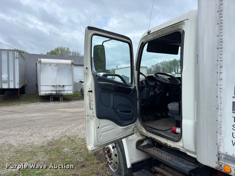 image for item EA4805 2006 Hino 268 box truck