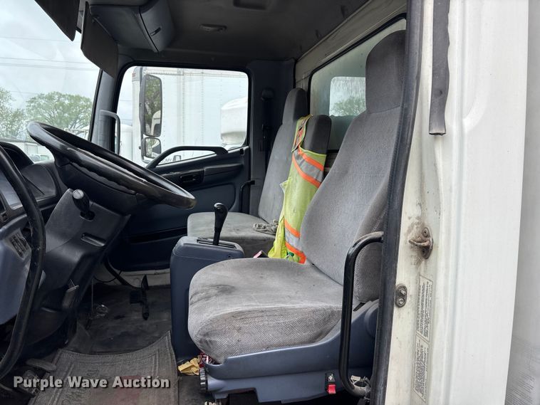 image for item EA4805 2006 Hino 268 box truck