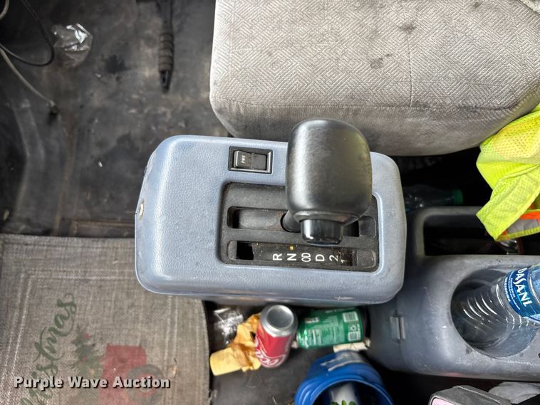 image for item EA4805 2006 Hino 268 box truck