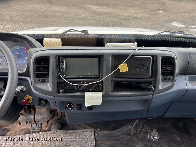 image for item EA4805 2006 Hino 268 box truck