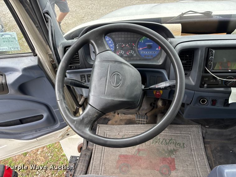 image for item EA4805 2006 Hino 268 box truck