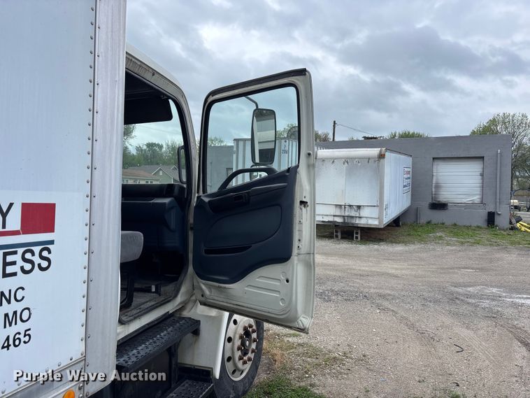 image for item EA4805 2006 Hino 268 box truck