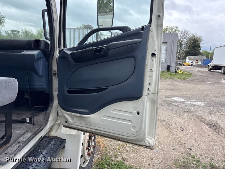 image for item EA4805 2006 Hino 268 box truck