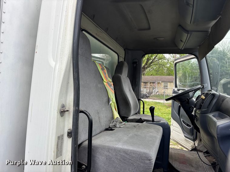 image for item EA4805 2006 Hino 268 box truck