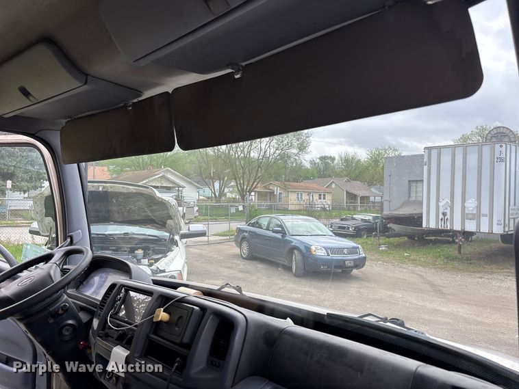 image for item EA4805 2006 Hino 268 box truck