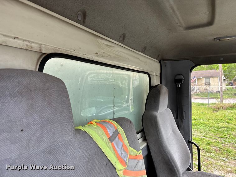 image for item EA4805 2006 Hino 268 box truck