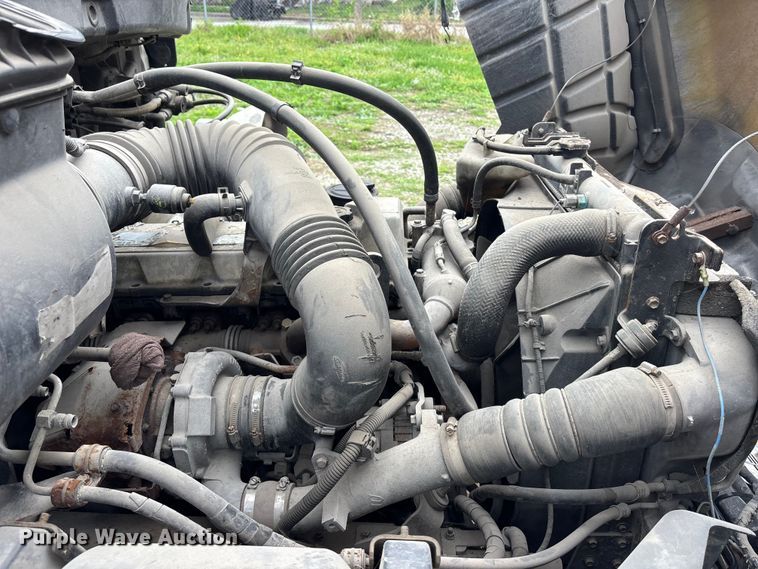 image for item EA4805 2006 Hino 268 box truck