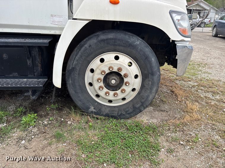 image for item EA4805 2006 Hino 268 box truck
