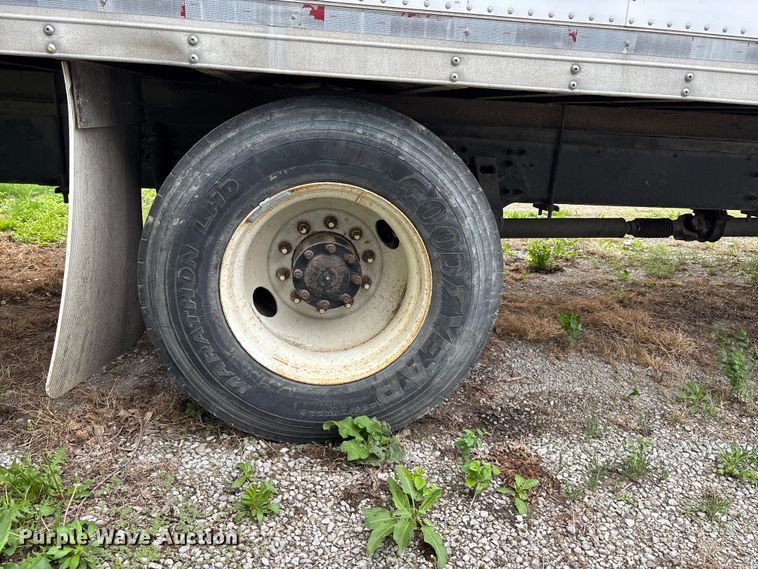 image for item EA4805 2006 Hino 268 box truck