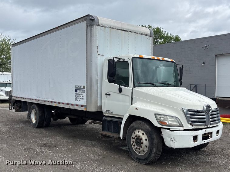 image for item EA4806 2006 Hino 268 box truck