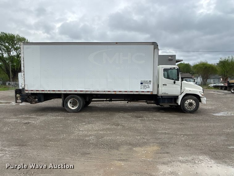 image for item EA4806 2006 Hino 268 box truck