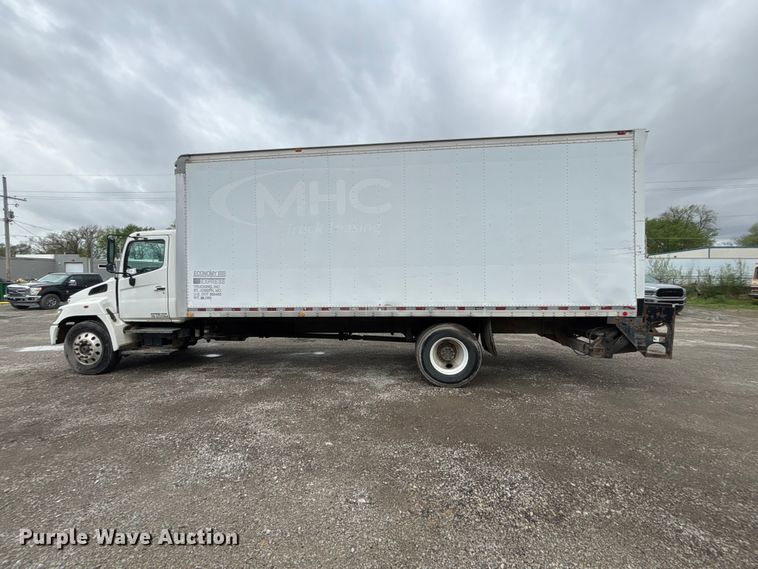image for item EA4806 2006 Hino 268 box truck