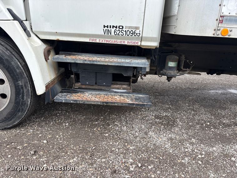 image for item EA4806 2006 Hino 268 box truck