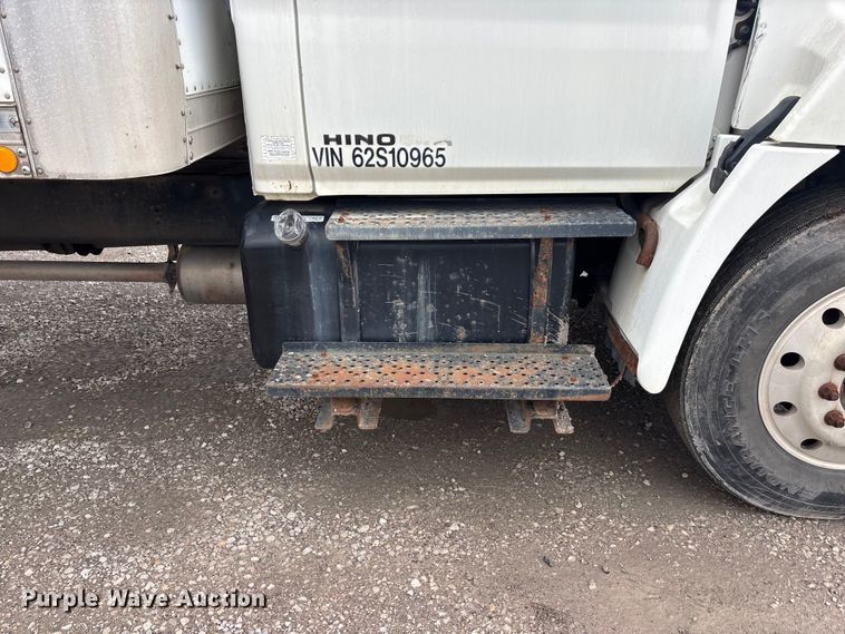 image for item EA4806 2006 Hino 268 box truck
