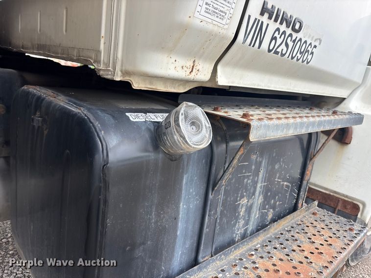 image for item EA4806 2006 Hino 268 box truck