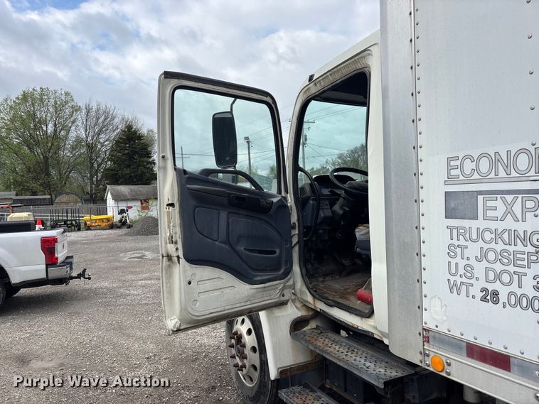 image for item EA4806 2006 Hino 268 box truck