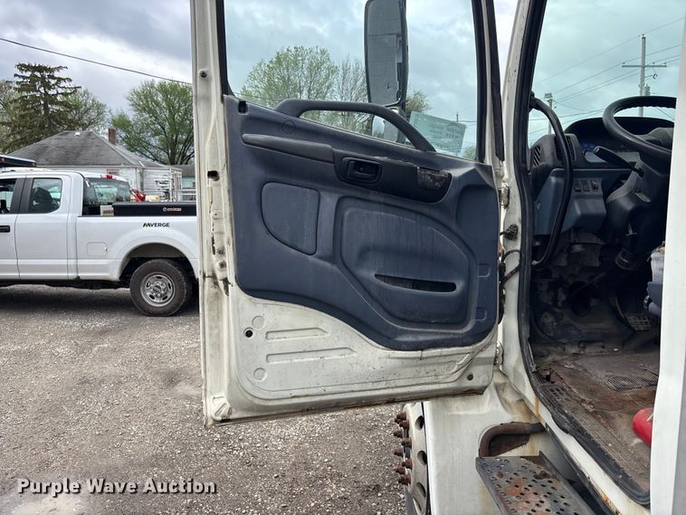 image for item EA4806 2006 Hino 268 box truck