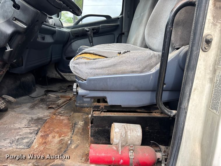 image for item EA4806 2006 Hino 268 box truck