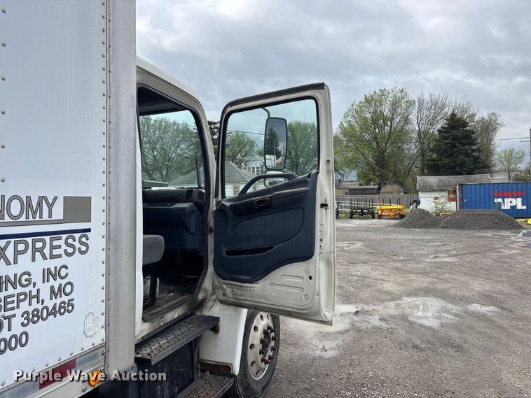 image for item EA4806 2006 Hino 268 box truck